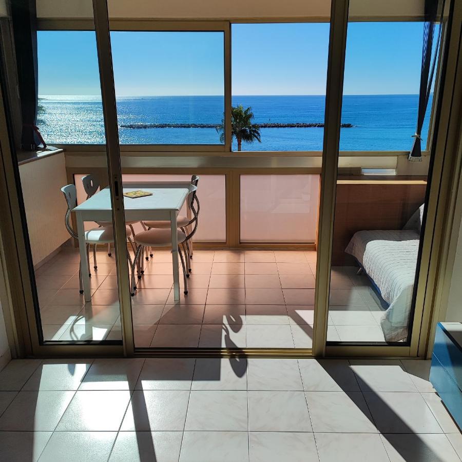 Grand Studio Bord De Mer- Acces Direct Aux Plages Saint-Laurent-du-Var Eksteriør bilde