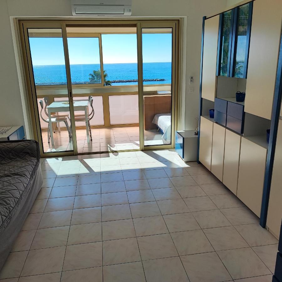 Grand Studio Bord De Mer- Acces Direct Aux Plages Saint-Laurent-du-Var Eksteriør bilde